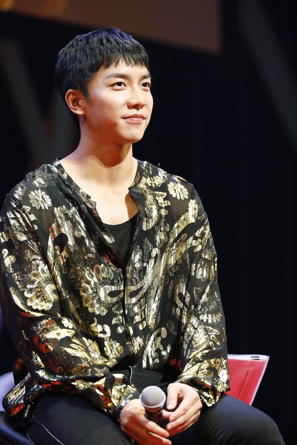 イ・スンギ、日本ファンミーティング追加公演で多彩な魅力を披露