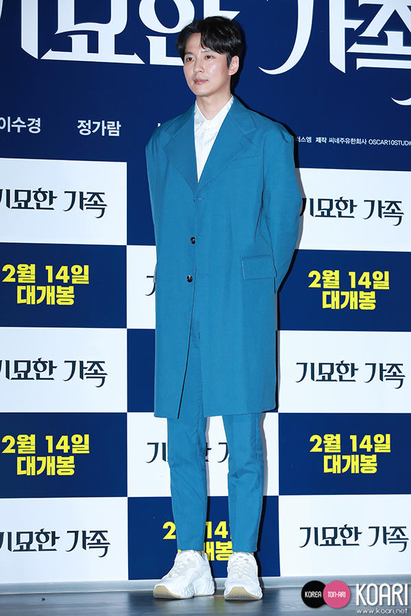 Photo]キム・ナムギル、ブルーのスーツで華麗に登場 - 韓国エンタメ