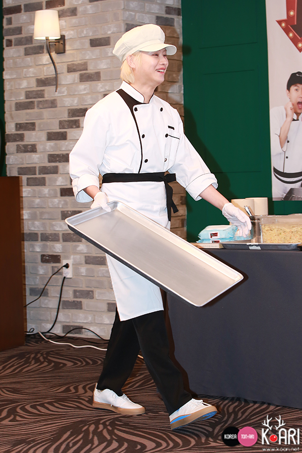 Photo】キム・ヒチョル、イケメンシェフの繊細なポーズ - 韓国エンタメ