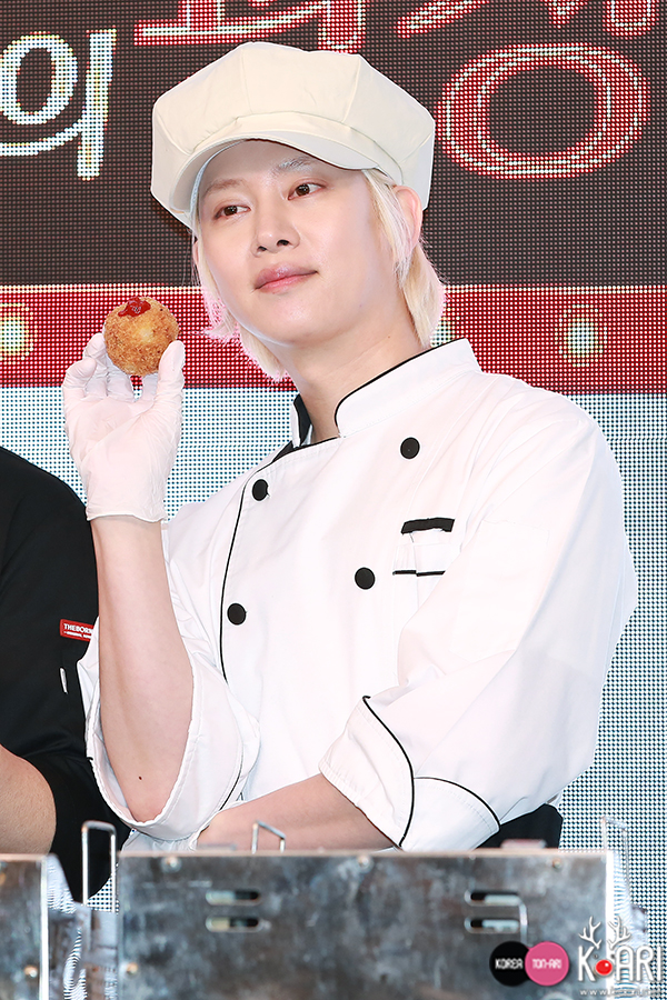 Photo】キム・ヒチョル、イケメンシェフの繊細なポーズ - 韓国エンタメ