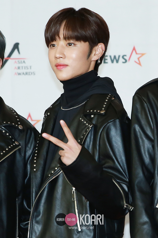 Photo]THE BOYZ、レザージャケットをまとった12人のイケメンたち