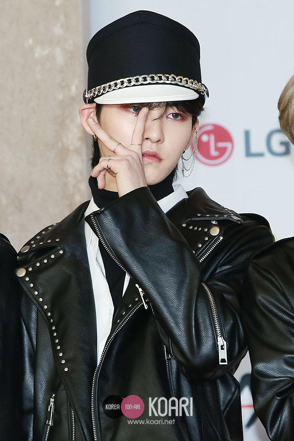 Photo]THE BOYZ、レザージャケットをまとった12人のイケメンたち