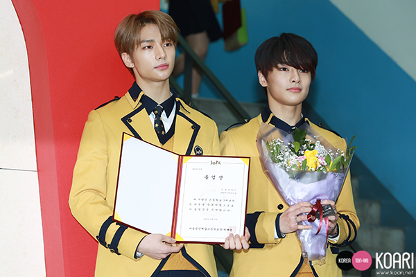 Photo]Stray Kids、卒業するヒョンジンをI.Nがお祝い - 韓国エンタメ