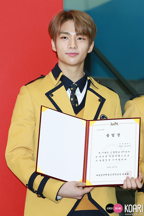 Photo]Stray Kids、卒業するヒョンジンをI.Nがお祝い - 韓国エンタメ