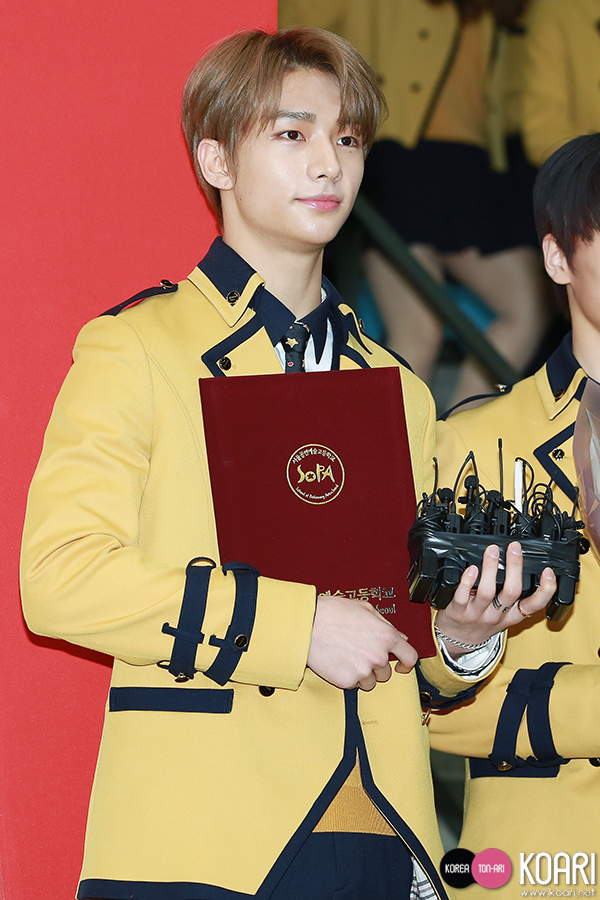 Photo]Stray Kids、卒業するヒョンジンをI.Nがお祝い - 韓国エンタメ