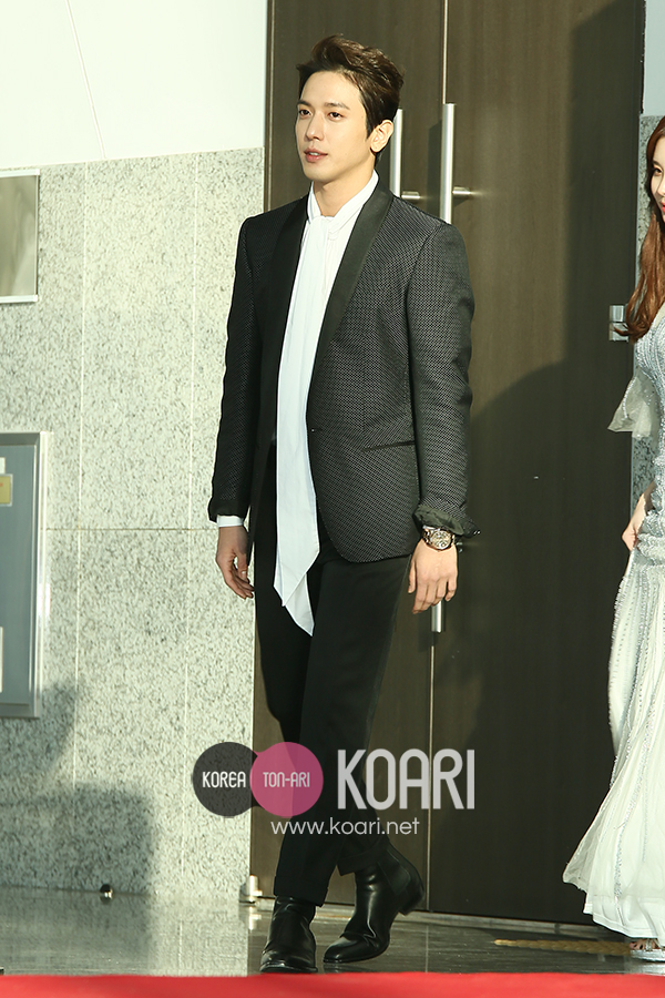 Photo] CNBLUE、シックなブラックスーツ姿でレッドカーペットに登場