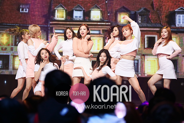 Photo] TWICE、新曲「TT」が1位!「SHOW CHAMPION」 - 韓国エンタメ